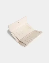 Billetera negra de cuerina con formato fichero y solapa bordada. Cuenta con sistema de apertura con broche a presión y compartimentos para tarjetas y billetes.