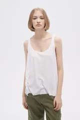 Musculosa negra de bretel ancho y corte holgado.