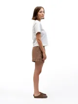 Shorts color marrón, confeccionados en lino, con cintura elástica y dos bolsillos laterales.