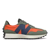 Championes New Balance 327, con capellada de gamuza color verde oliva y detalles en naranja y azul marino.