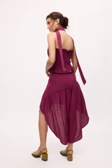 Falda midi color borgoña con tablas hechas con cortes diagonales y frunces.