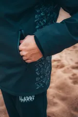 Campera negra con capucha y cierre frontal, con interior acolchado y diseño estampado en la manga.