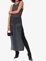 Vestido maxi gris de malla transparente con aberturas laterales y espalda deportiva tipo nadador. Presenta logo Oval D recortado en el pecho.