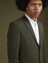Saco verde de lana con corte clásico y dos botones, ideal para ocasiones formales.