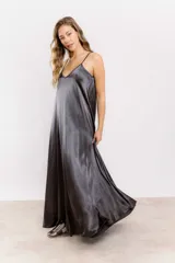 Vestido largo de satén color gris plomo, con breteles finos y escote en V.