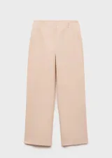 Pantalón de vestir color beige, de corte recto y tiro medio.