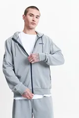 Campera gris de felpa sin frisa, con capucha, cierre frontal y bolsillos laterales con cierre. Logo estampado en relieve en el pecho.