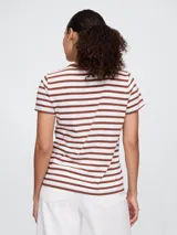 Remera de algodón a rayas horizontales color marrón y blanco, con cuello redondo y mangas cortas.