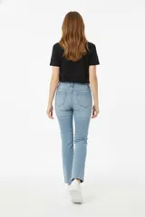 Pantalón jean azul claro, de calce bajo, con bolsillos y corte oxford.