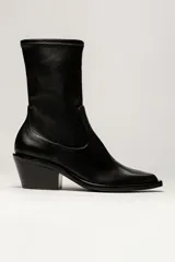Bota de caña media color negro, de cuero sintético, con puntera cuadrada y taco geométrico.