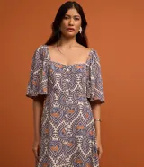 Vestido long midi de viscosa estampada con corazones y piñas, escote corazón, mangas cortas evasé, volado en el ruedo y botones delanteros.