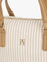 Cartera tote pequeña de lona a rayas verticales color beige y blanco, con doble asa corta color camel y correa larga de hombro ajustable y removible.