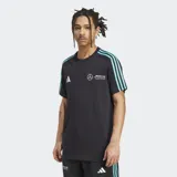 Remera negra de algodón con cuello redondo y mangas cortas. Presenta el logo de Adidas en blanco y el logo de Mercedes - AMG Petronas Formula One Team en blanco y celeste en el pecho. Tiene tres rayas celestes en los hombros.