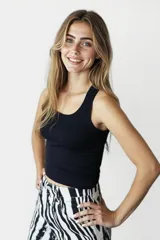 Musculosa corta de algodón color rosa claro, con cuello redondo y sisas anchas.