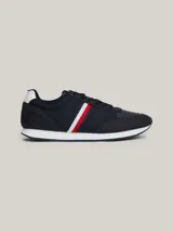 Zapatillas Tommy Hilfiger de estilo running, color azul marino con detalles en blanco y rojo. Confeccionadas en poliuretano y poliéster, con suela de EVA y logo de la marca en el lateral y el talón.