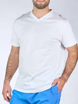 Remera blanca de manga corta con cuello en V.