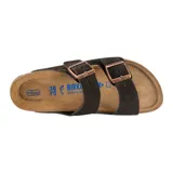 Sandalias Birkenstock Arizona con dos correas ajustables de cuero gamuzado color negro y hebillas metálicas color cobre. Plantilla anatómica de corcho y látex.