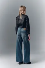 Jean de calce recto de tiro medio, confeccionado en denim azul rígido con lavado localizado y detalles de torceduras. Pierna recta con recortes en los laterales y logo de la marca en forrería.