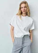 Remera blanca de algodón con cuello redondo y mangas cortas.