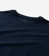 Conjunto de pijama masculino de dos piezas, compuesto por una remera de manga corta con cuello redondo y una bermuda corta, ambos en color azul marino con efecto mezclado que simula lino.