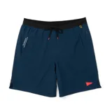 Short de baño azul marino con cintura elástica negra, cordón ajustable y logo rojo en la pierna derecha.