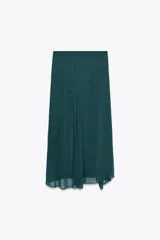 Falda midi verde esmeralda de satén, de tiro alto y corte evasé, con bajo asimétrico y forro interior.