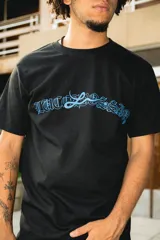 Remera negra de corte regular fit, confeccionada en jersey de algodón, con estampado azul de alta calidad.