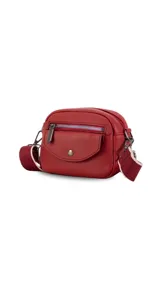 Bandolera roja de cuero sintético con bolsillo frontal con cierre y bolsillo pequeño con tapa y broche magnético. Apertura superior con cierre. Incluye bolsillos internos y correa larga regulable y desmontable.