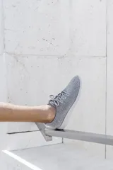 Zapatillas blancas de lana merino, diseño minimalista y atemporal, sin género y para todas las edades. Capellada y forro de lana merino, suela de EVA.