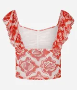 Blusa corta de tule con estampado de caracolas y peces en tonos rojo y blanco. Tiene escote cuadrado, mangas cortas con volados y fruncido en el busto.