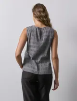 Blusa sin mangas plisada con cuello a la base, marca Zac & Rachel. Tiene una abertura en la espalda con un botón forrado.