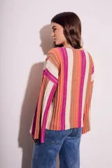 Sweater de punto con rayas verticales en tonos beige, naranja, marrón y fucsia.