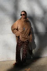 Pantalón Oxford de viscosa con estampado animal print de leopardo en tonos marrones y negros.