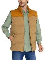 Chaleco inflable color marrón claro con cuello alto y cierre frontal con cremallera. Tiene dos bolsillos laterales y un bolsillo en el pecho con cierre.