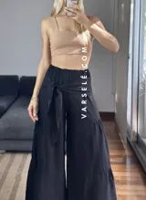 Pantalón palazzo color beige con lazo en la cintura.