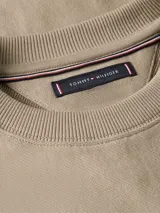 Buzo color beige de cuello redondo, con logo Tommy Hilfiger estampado en el pecho.