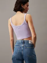 Top de corpiño Calvin Klein color lila, de punto de algodón elástico con textura de canalé fino. Tiene cuello abierto e insignia con el monograma de Calvin Klein en el pecho.