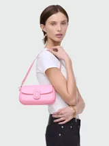 Bolso de hombro Marc Jacobs modelo The Clover, color rosa chicle, con correa fina al tono y cierre con el logo de la marca.