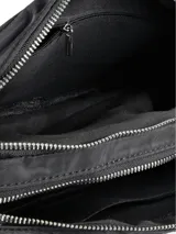 Bandolera negra rectangular con doble cierre superior y logo PQ en el frente. Incluye correa de tela regulable con mosquetones metálicos.