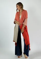Pashmina color beige con diseño a rayas y flecos, ideal para complementar outfits.