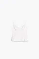 Top blanco de popelina con escote pico, tirantes finos ajustables, detalle de pliegues y cierre frontal con botones.