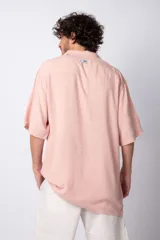 Camisa celeste de manga corta con cuello clásico y calce oversize.