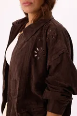 Campera marrón de gamuza con cierre frontal y calados florales.