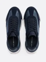 Zapatillas urbanas Tommy Hilfiger modelo Classics, color azul marino con detalles en azul acero. Confeccionadas en cuero y tela, con suela de goma blanca y logo de la marca en el lateral.