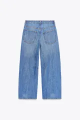 Pantalón de jean celeste de corte amplio, tiro medio, con cinco bolsillos y detalle de costuras torcidas.