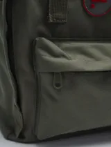 Mochila negra de poliéster con revestimiento de PU, con dos asas de mano y correas ajustables para los hombros. Tiene un compartimento principal con cierre, un bolsillo frontal con cierre y dos bolsillos laterales abiertos.