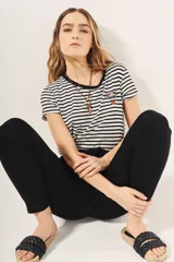 Pantalón babucha negro con cintura elastizada y cordón ajustable.