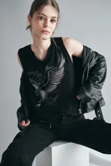 Musculosa de algodón color negro, con escote pronunciado y bordado de águila con apliques en velvet y lurex.