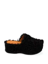 Zapatos negros de piel con diseño acolchado y suela gruesa, ideal para el invierno.