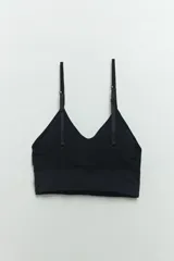 Top negro de microfibra con breteles finos regulables y corte debajo del busto.